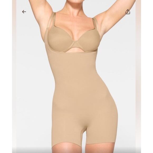 Skims Seamless Sculpt Open Bust Shortie Size XS Nude NEW $80 - Picture 1 of 12